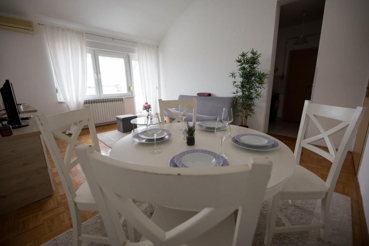 Apartman Ana Apartment โอซีเยก ภายนอก รูปภาพ