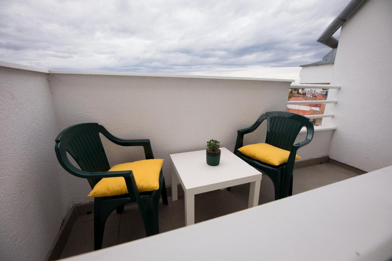 Apartman Ana Apartment โอซีเยก ภายนอก รูปภาพ