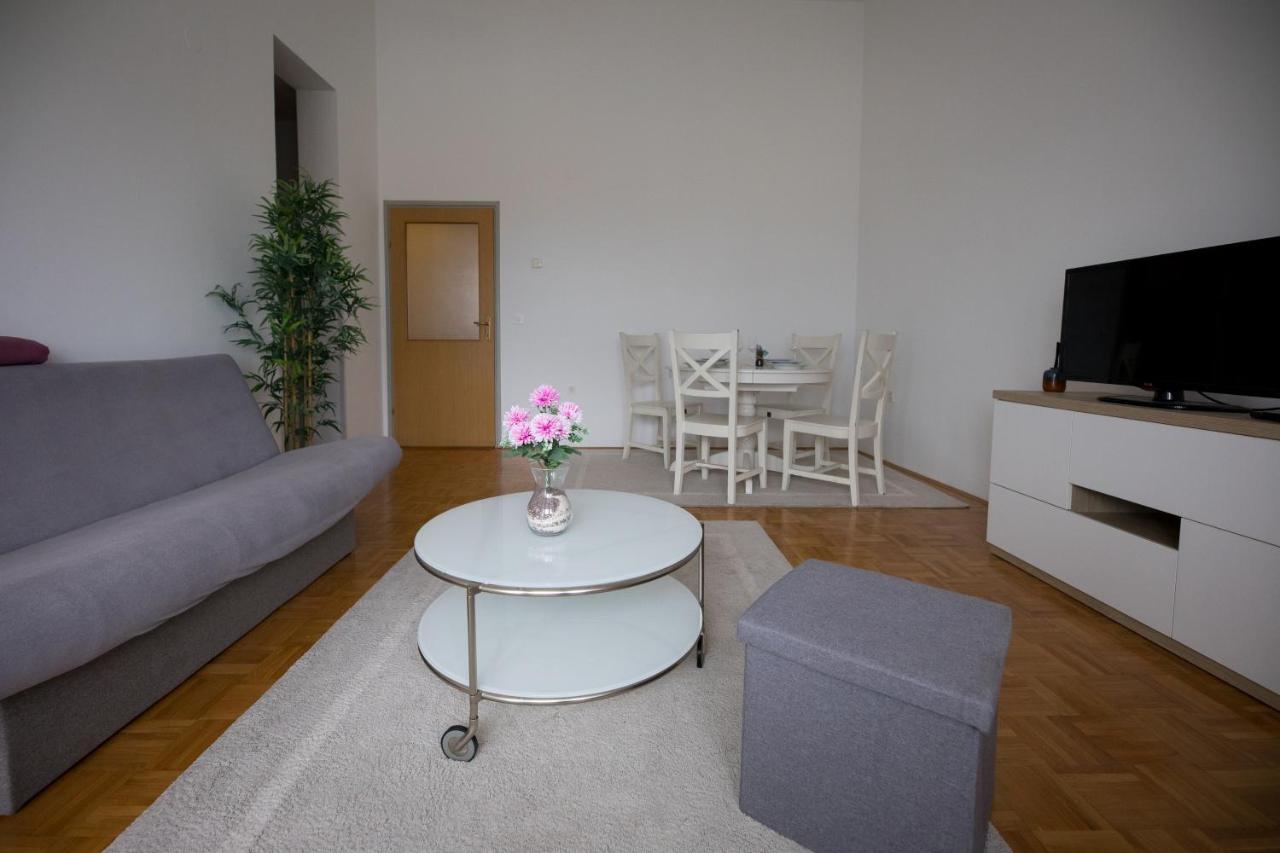 Apartman Ana Apartment โอซีเยก ภายนอก รูปภาพ