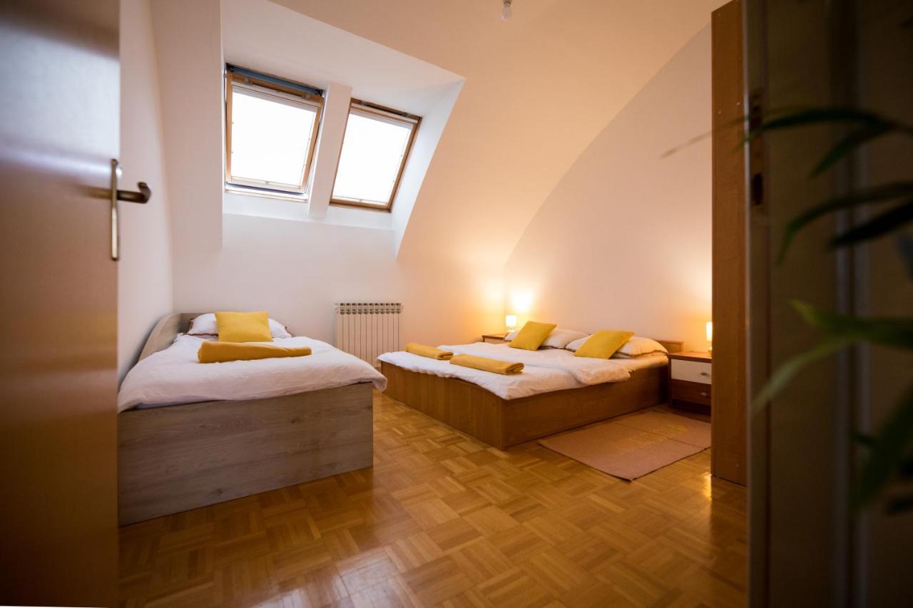 Apartman Ana Apartment โอซีเยก ภายนอก รูปภาพ