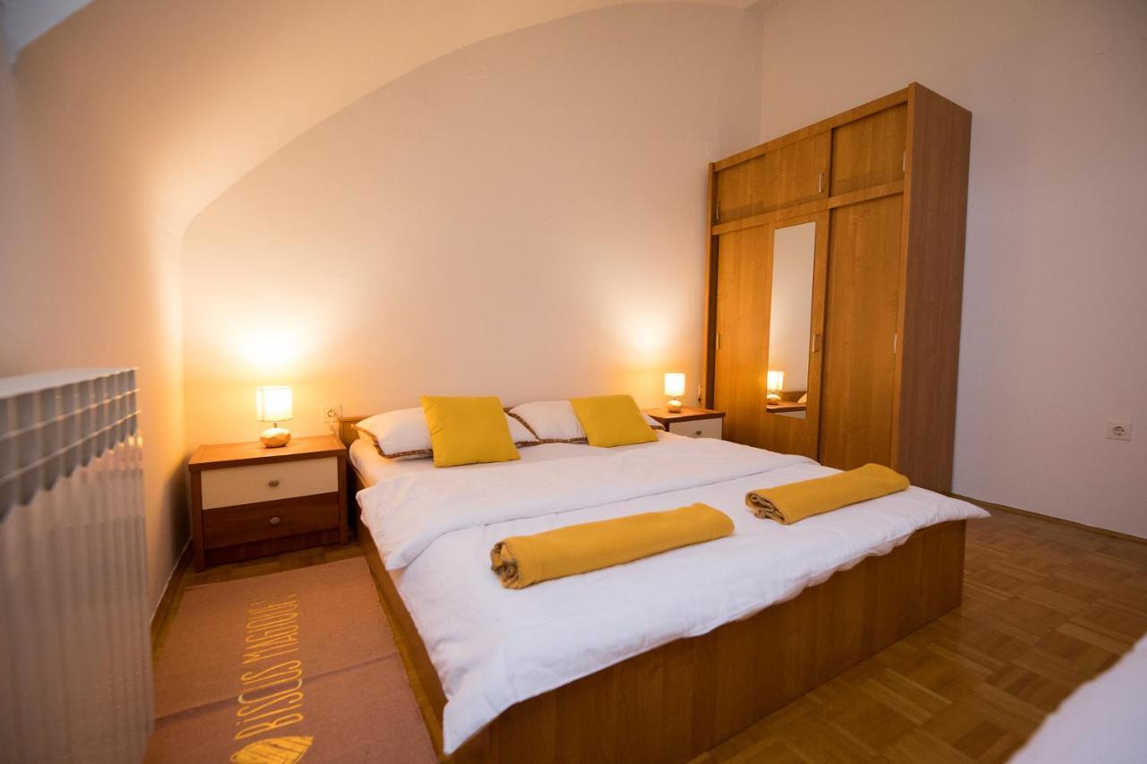 Apartman Ana Apartment โอซีเยก ภายนอก รูปภาพ