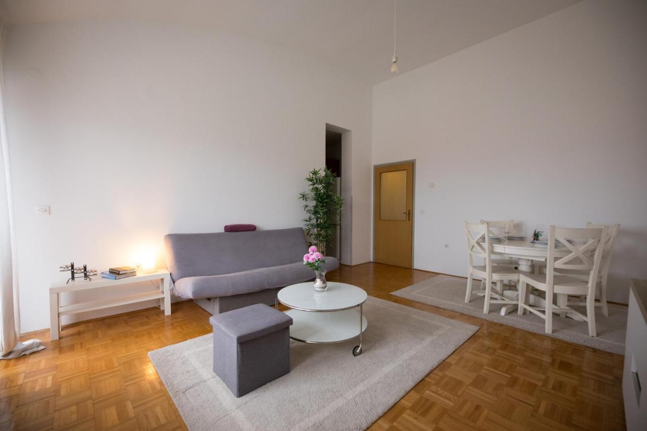Apartman Ana Apartment โอซีเยก ภายนอก รูปภาพ