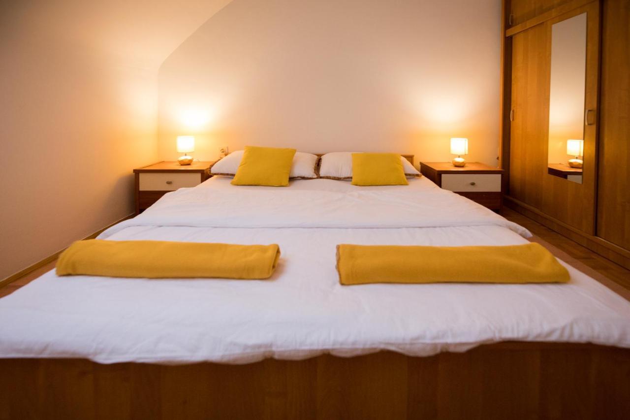 Apartman Ana Apartment โอซีเยก ภายนอก รูปภาพ